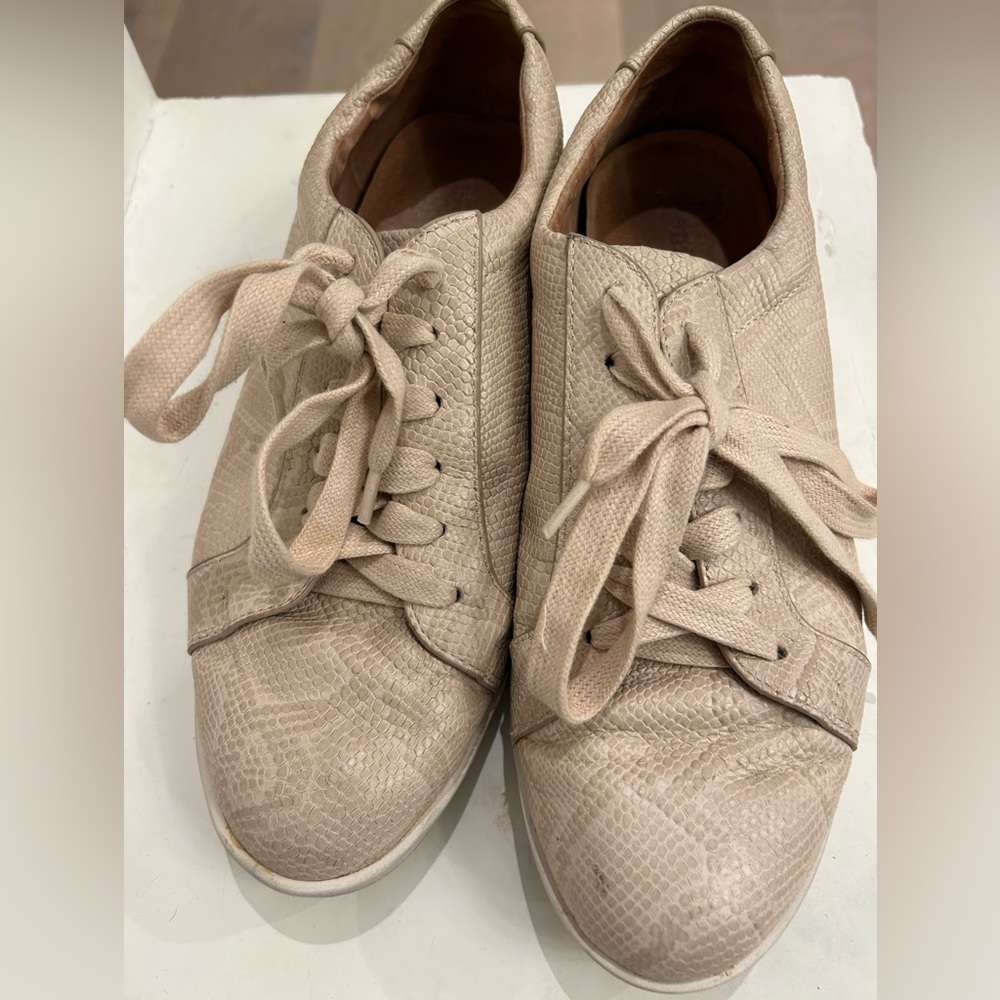 GENTLE SOULS by Kenneth Cole 8M Nude Haddie embossed leather comfort sneakers